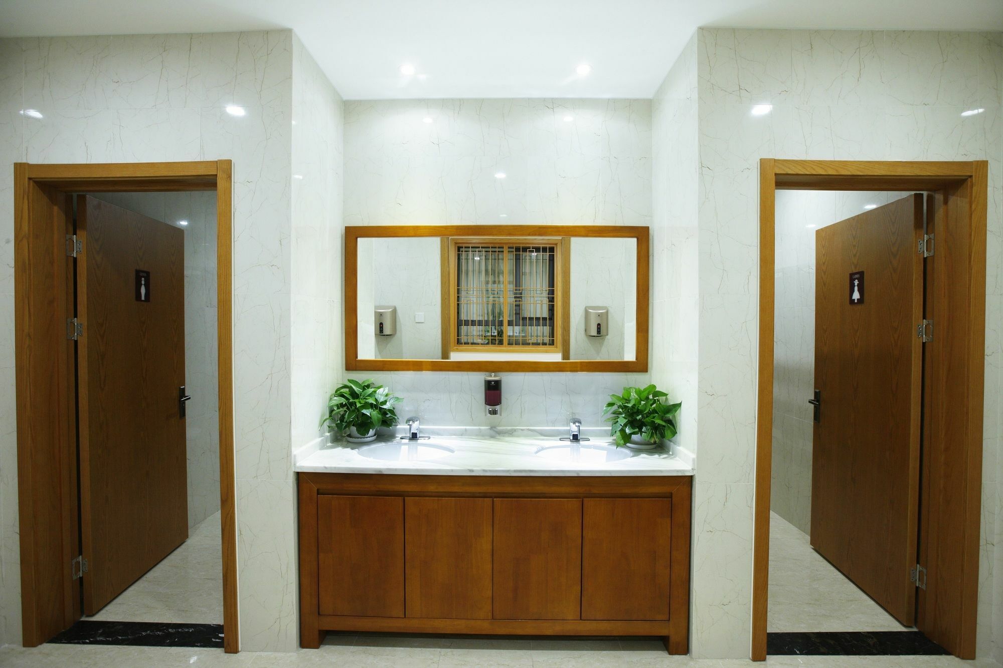 Beijing Dongdan Hotel Near Wangfujing Street,Tian'Anmen Square,The Forbidden City,Free Self-Service Laundry Room Exterior photo